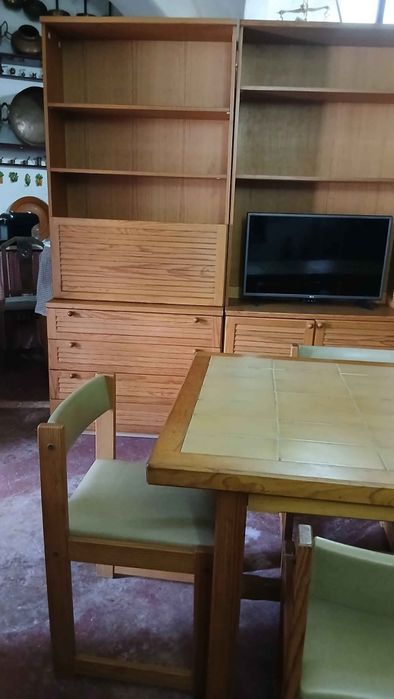 Mesa + cadeiras + móveis