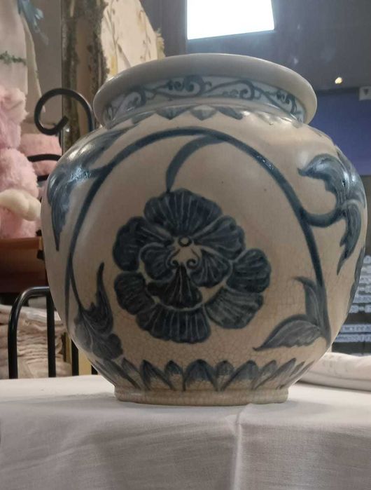 Pote médio cerâmica pintado a azulão, sensivelmente 20 cm de diâmetro por 20 cm altura