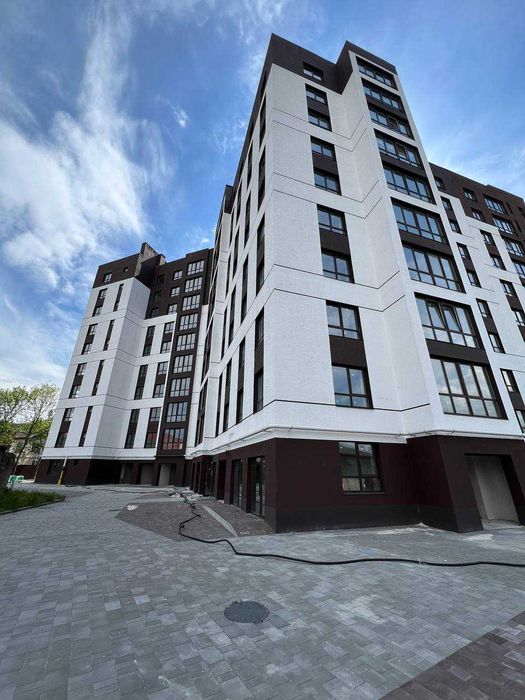 Продаж 2-кімнатної квартири поруч міського озера та неподалік Центру.