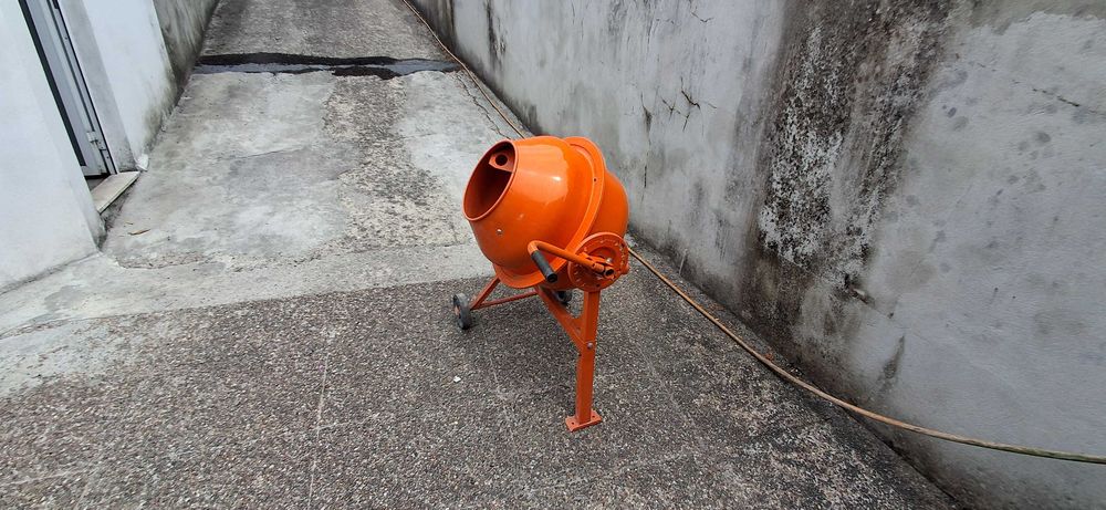 Betoneira Eléctrica 63 L