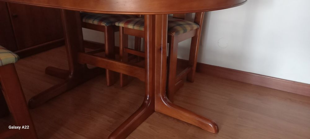 Mesa Oval grande em Cerejeira,com quatro cadeiras como nova .