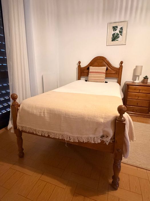 Conjunto de 2 camas de solteiro + colchões + mesa de cabeceira