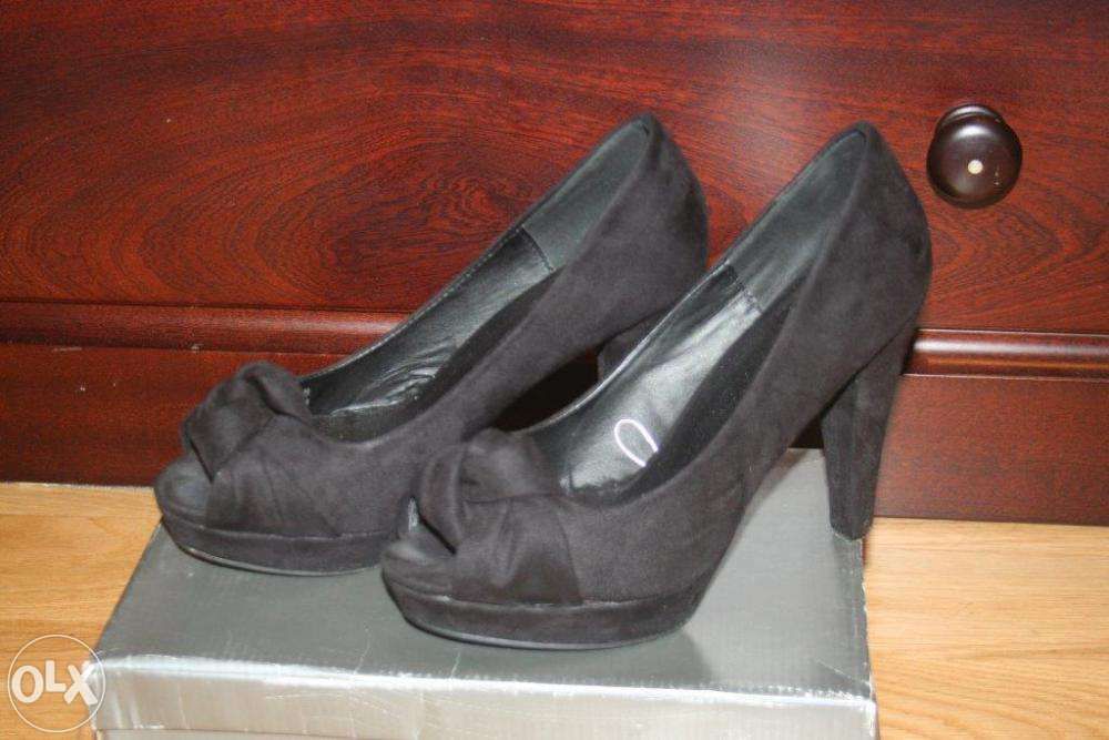 Sapatos pretos em tecido aveludado , em bom estado