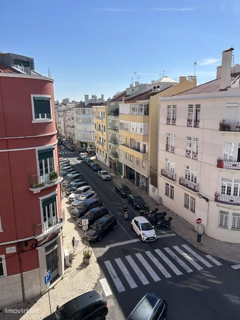 T2 Duplex em Campo de Ourique com varanda e muita luz