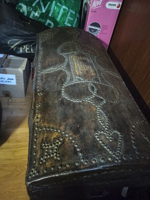 Arca/baú antigo de couro e madeira