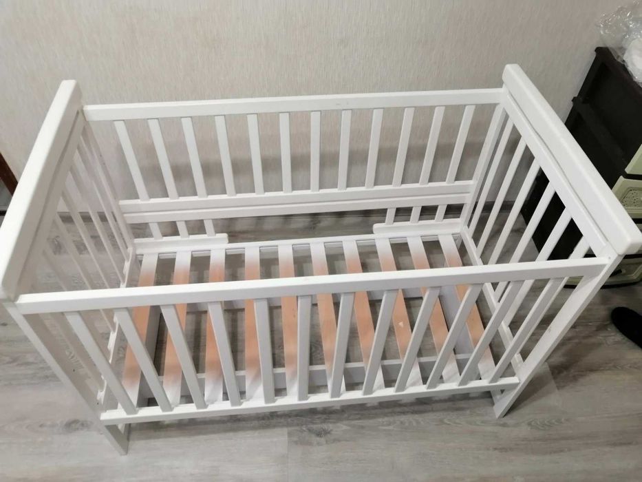 Кроватка дитяча з маятником