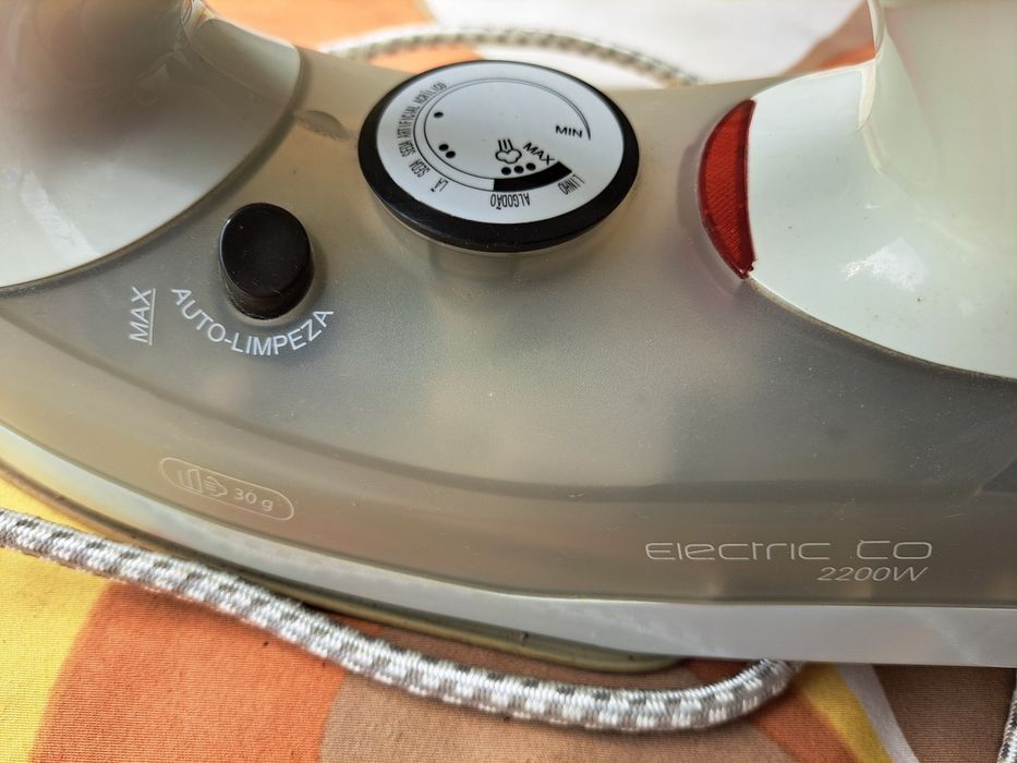 Ferro de Engomar a Vapor 2200W