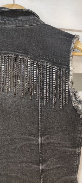 Жіноча джинсова жилетка з прикрасами