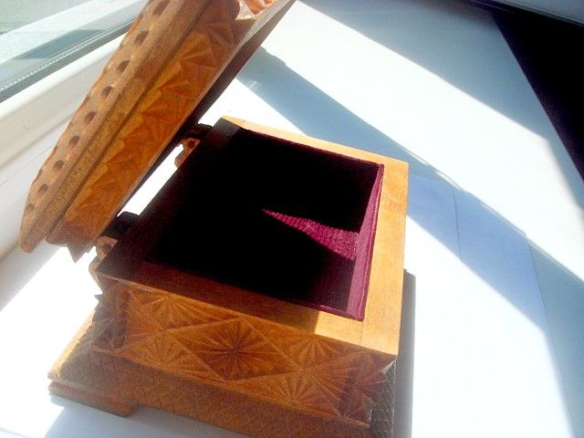 Шкатулка резная из дерева ручной работы