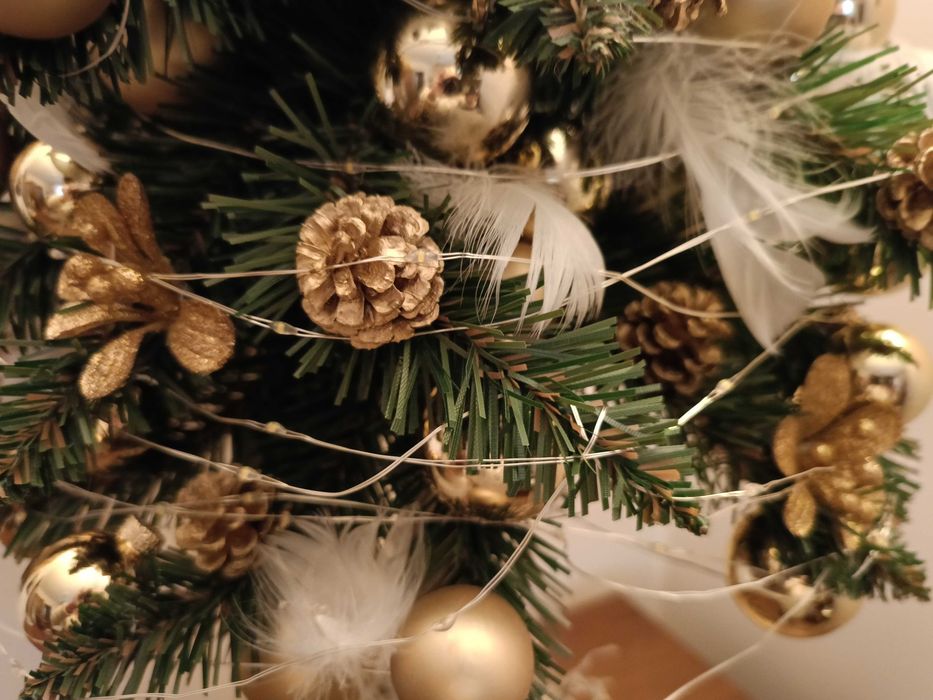 Sztuczna choinka z ozdobami