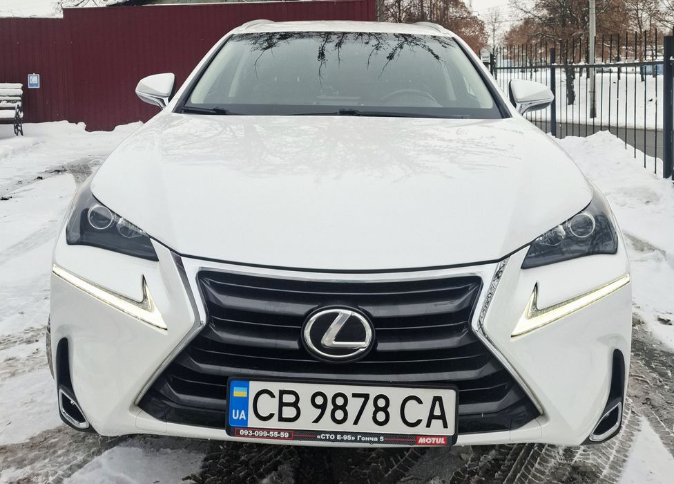 Автомобіль Lexus NT 200T