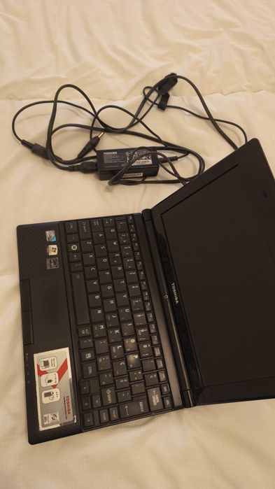 Toshiba NB500 com carregador - usado