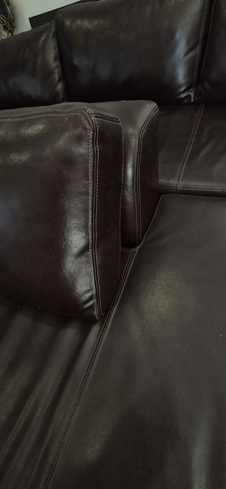 Sofá em pele castanha design italiano