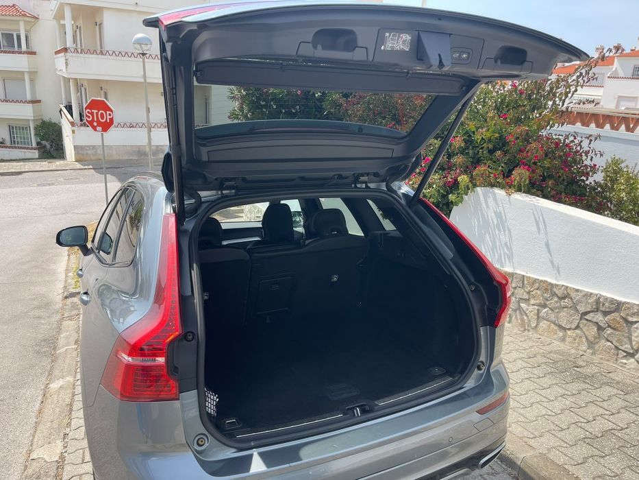 Volvo XC60 B4 Híbrido Gasóleo R-Design | Dez 2020 | 96.000 km | 1º Dono