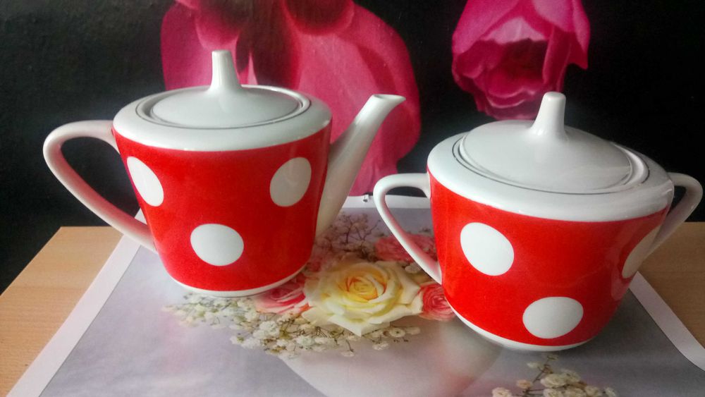 Фарфоровая посуда "Горох"(чайнички, сахарницы, чашки).