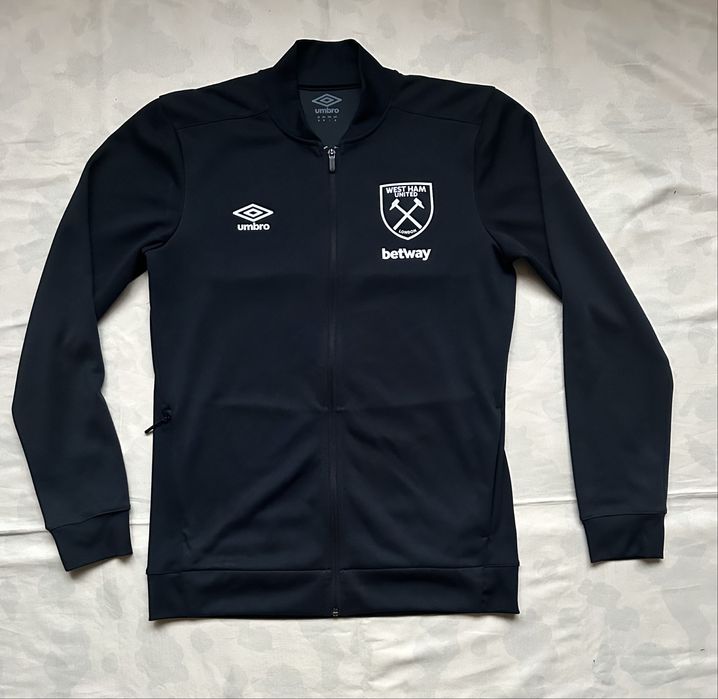 Чорна презентаційна куртка umbro west ham united сезону 2023-2024 рокі