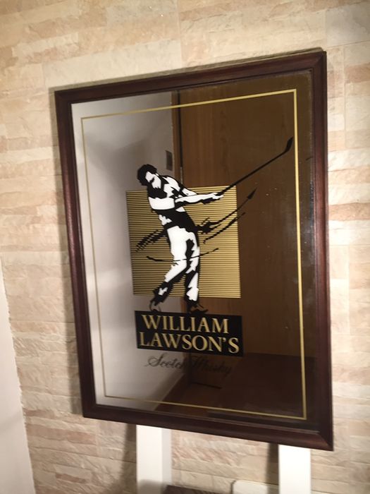 Quadro publicitário espelhado