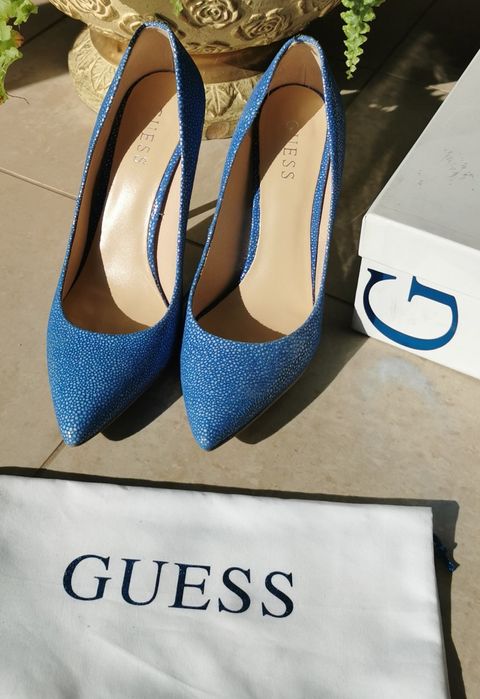 Skórzane szpilki Niebieskie Guess 38