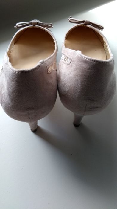 Koronkowe szpileczki Bata beżowe rozm.39