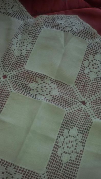 Toalha de chá em linho e renda croché com 78cm /78cm