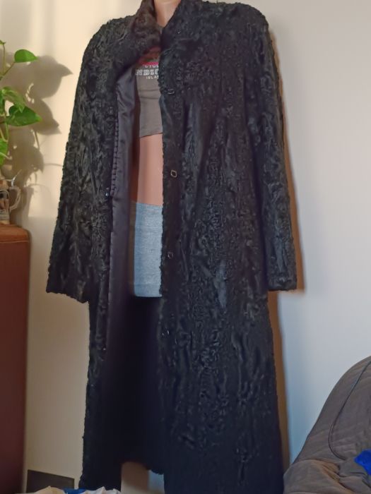 Płaszcz z czarnych karakułów