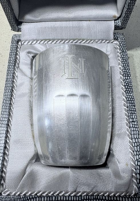 Antigo copo francês Ercuis com banho em prata contrastada