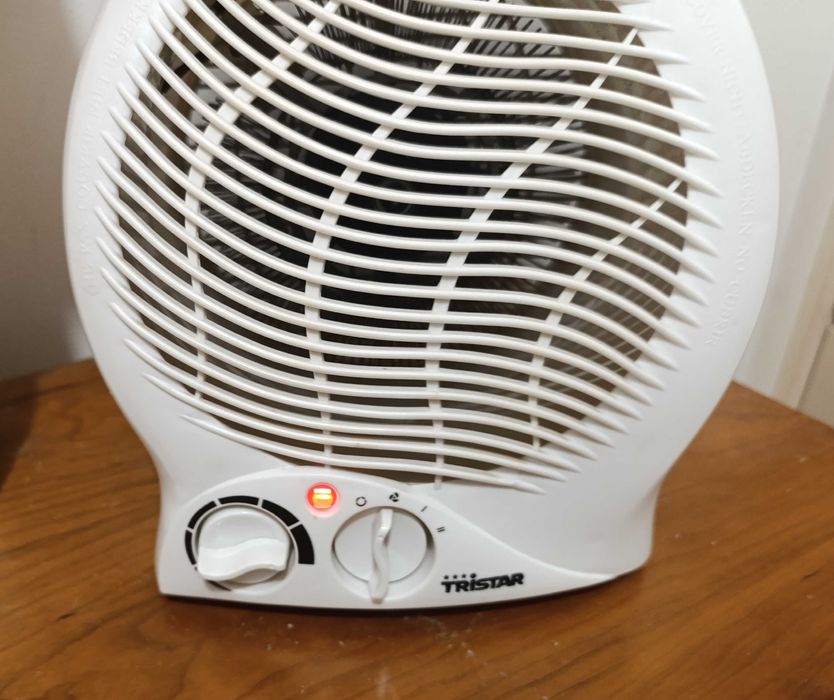 Ventilador 3 configurações: vento frio, morno e quente  Potencia 2000W