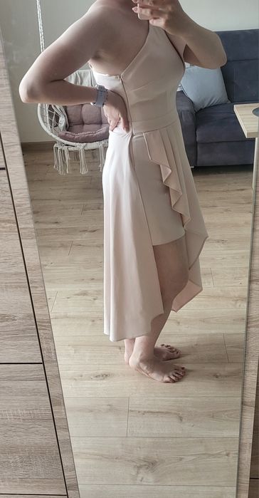 Pudrowa sukienka midi na jedno ramię