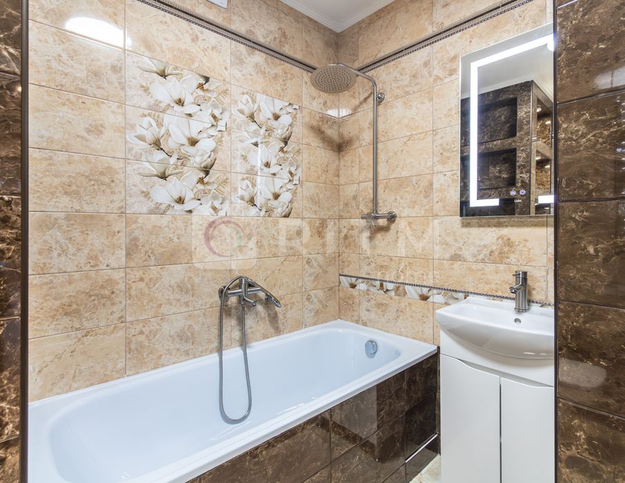 Продається простора 2-к. кв. з ремонтом  біля озера.