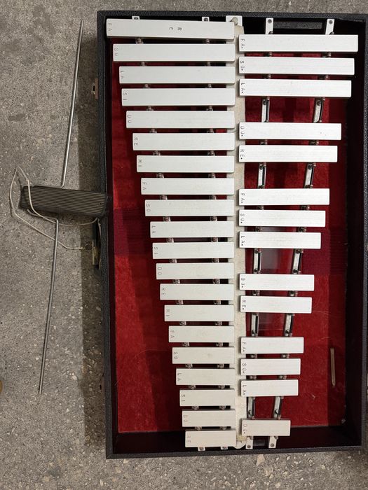 Glockenspiel com pedal com pouco uso