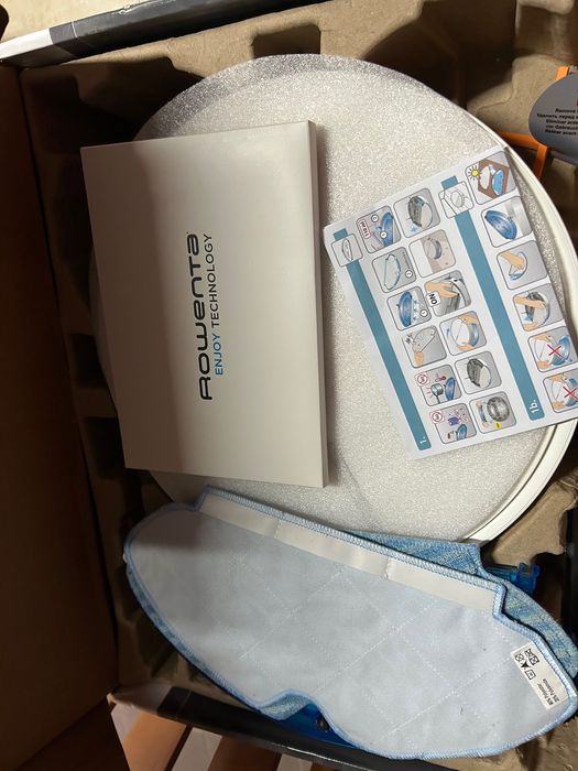 Aspirador robot que aspira e limpa