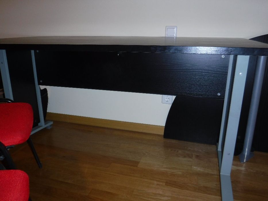 Mesa secretária c/ canto e duas cadeiras