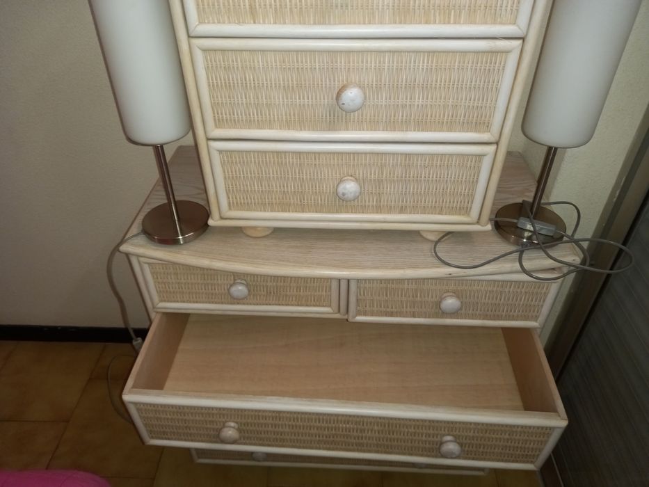 Cómoda,2 mesas cabeceira com 2 candeeiros.