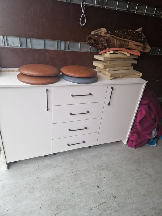 Sprzedam komode z wystawy na rynku z kontenera.