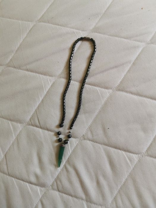 Naszyjnik ława wulkaniczna kieł minerał zielony srebrny czarny wisiore