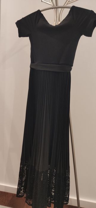 Vestido Guess, plissado, preto com aplicação de renda