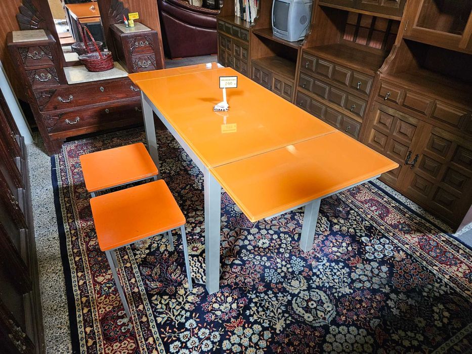 Conjunto de mesa em metal tampo em vidro e dois