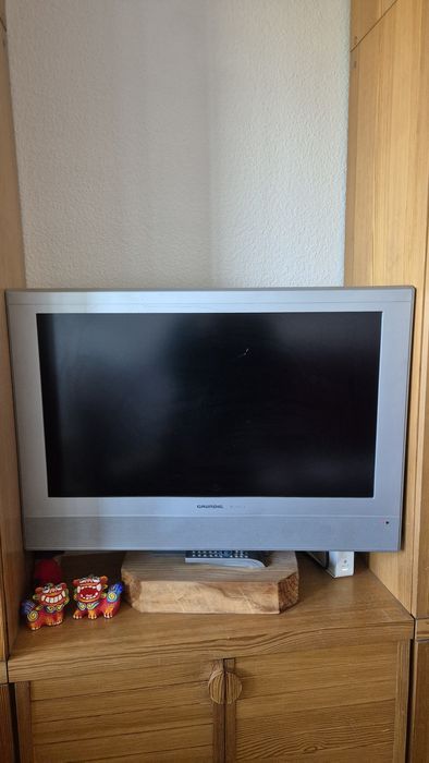 Telewizor Grundig Vivance z drewnianą podstawą