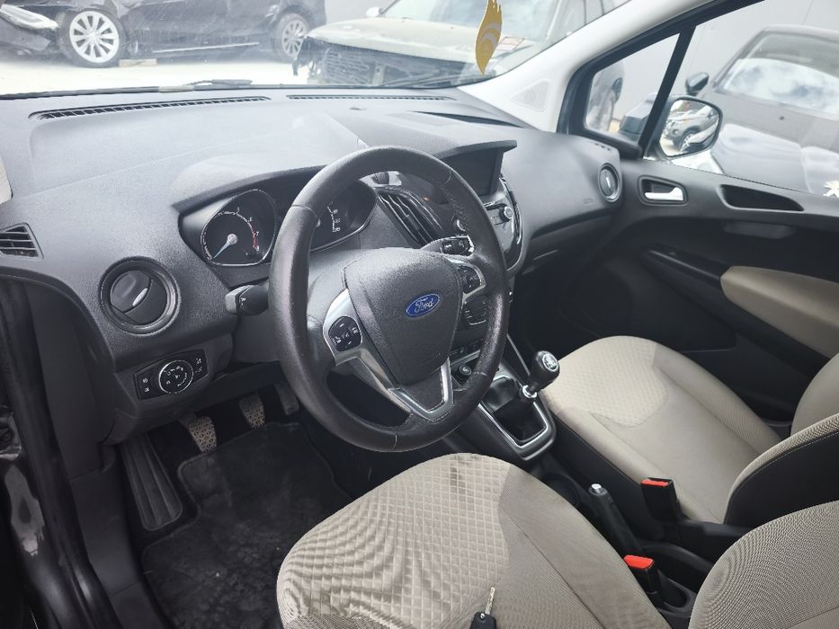 Ford Connect  5 lugares sinistrado