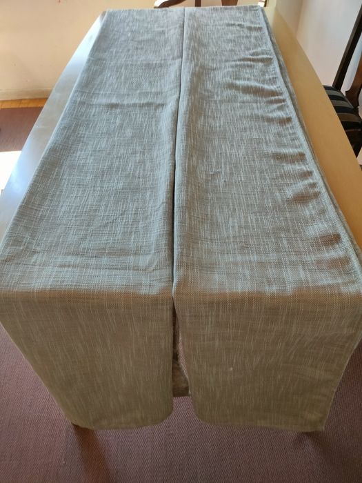 Cortinados em tecido opaco.