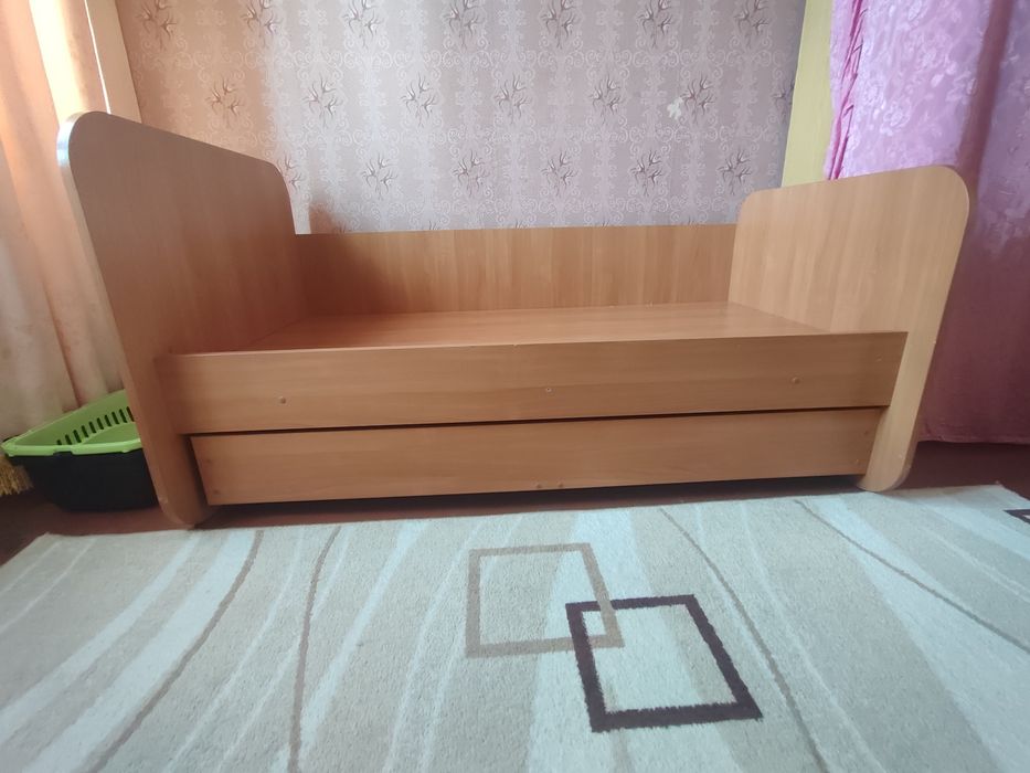 Дерев'яне дитяче ліжко з матрацом