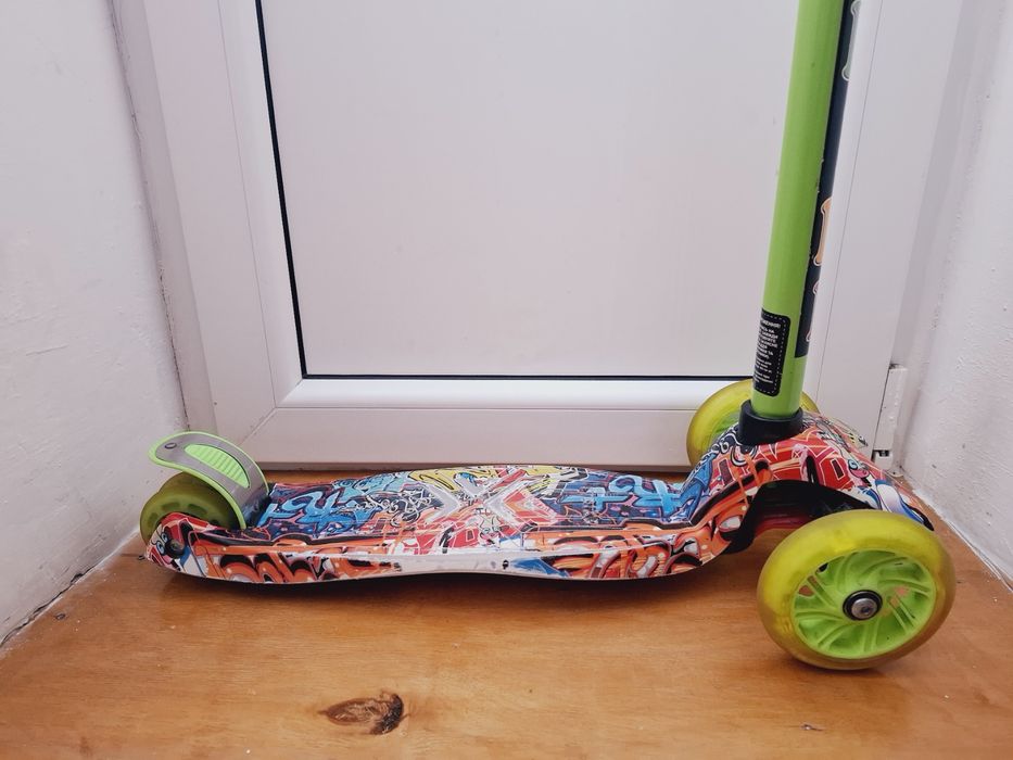 Продам самокат трьох колісний дитячий