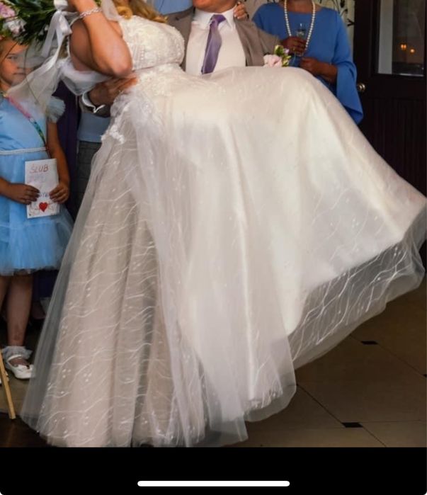 Damska biala dluga suknia ślubna koraliki rękawki