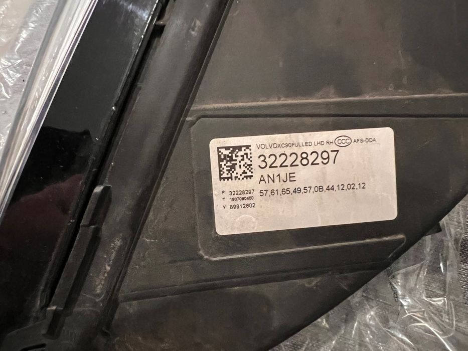 Reflektor przedni PRAWY Volvo XC90 2020 – Full