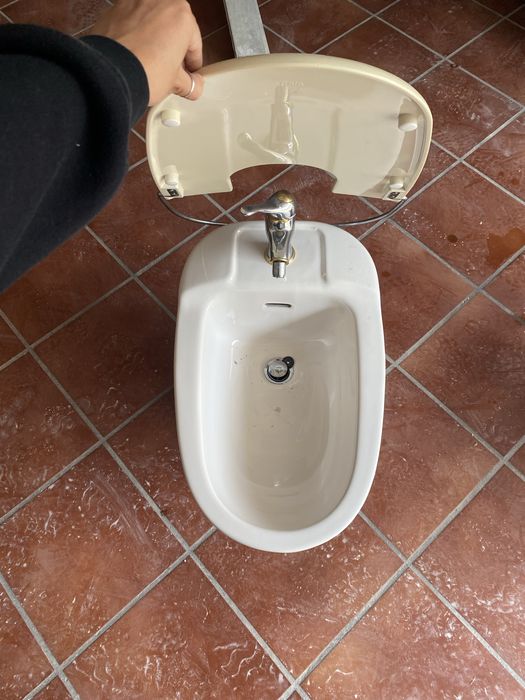 Bidé da marca Gala com torneira