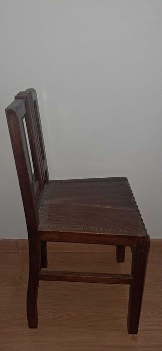 Cadeira antiga em madeira