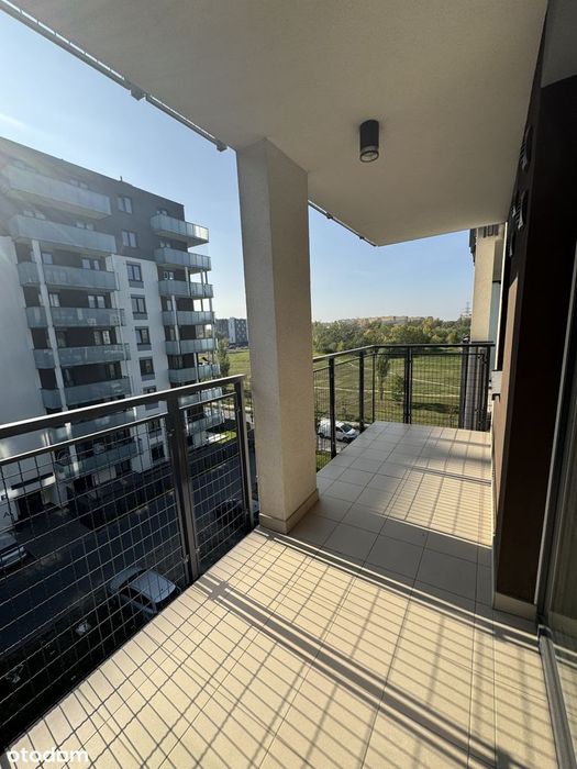 Bezpośrednio, duży balkon, komórka, miejsce postojowe - do wejścia