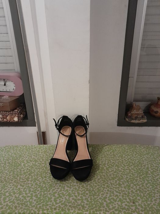 Vendo Sandálias de Senhora PULL&BEAR muito bonitas como novas