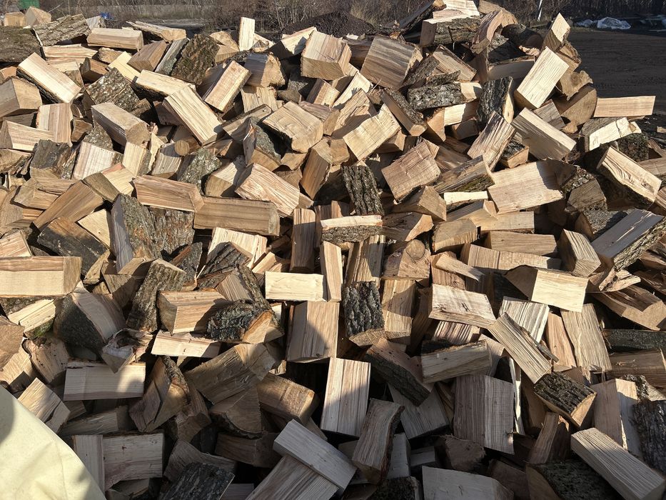 Складені дрова дуб граб ясен рубані та метрові