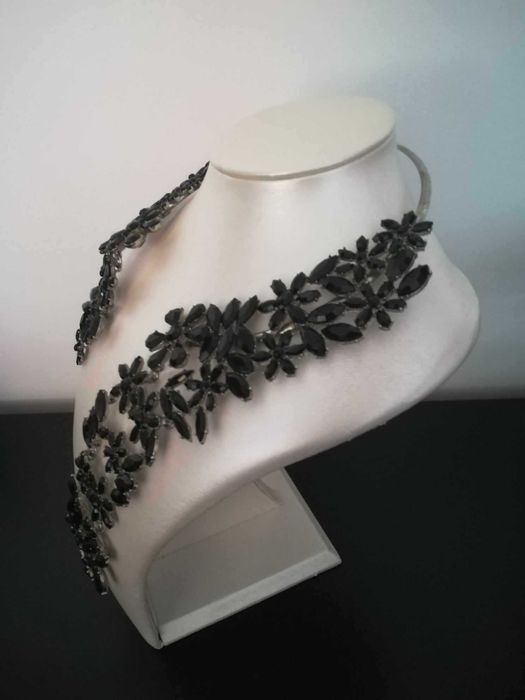 Gargantilha metálica com pedraria